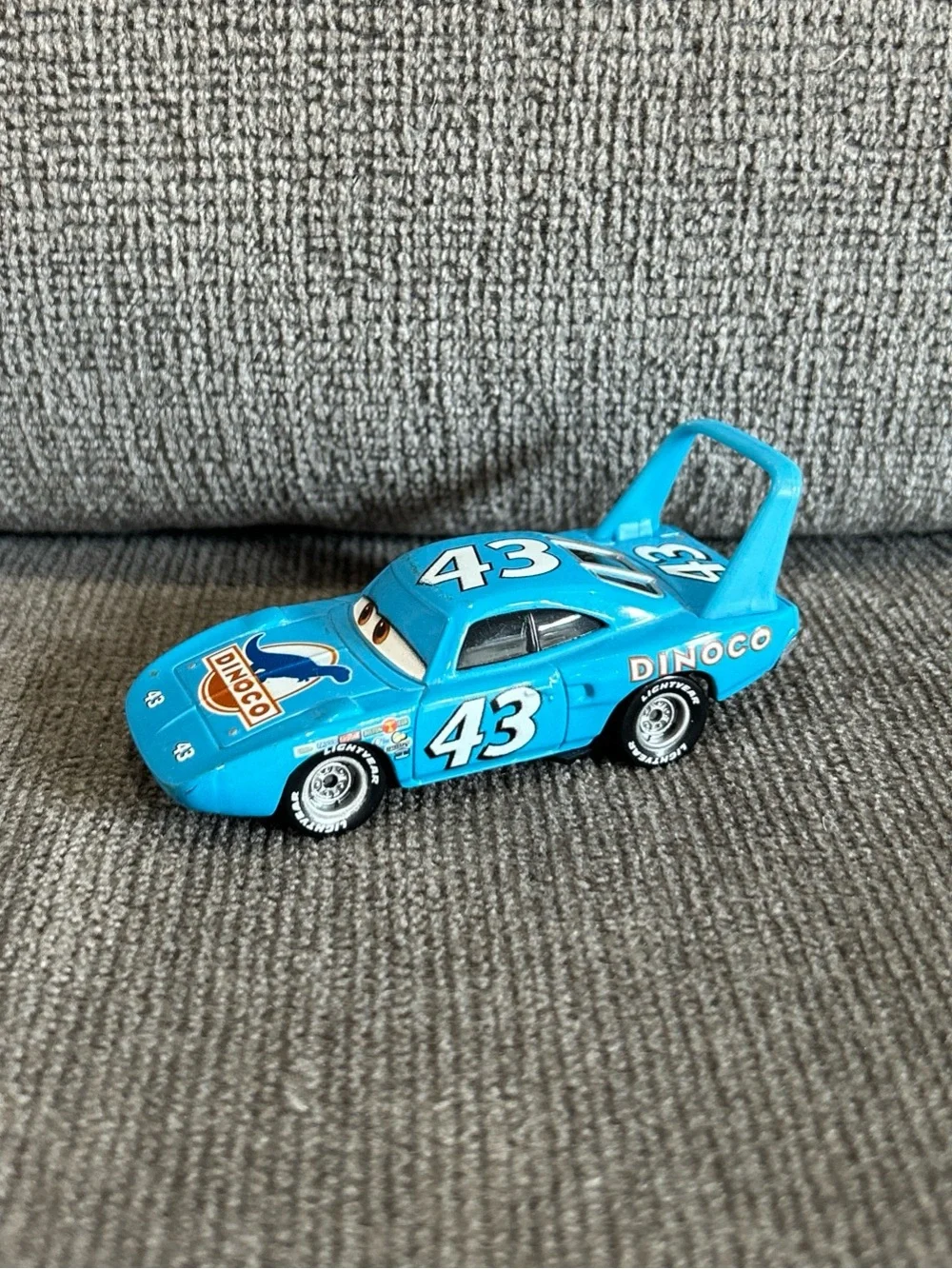 Disney Pixar Cars - THE KING STRIP WEATHERS DINOCO - 1:55 Diecast